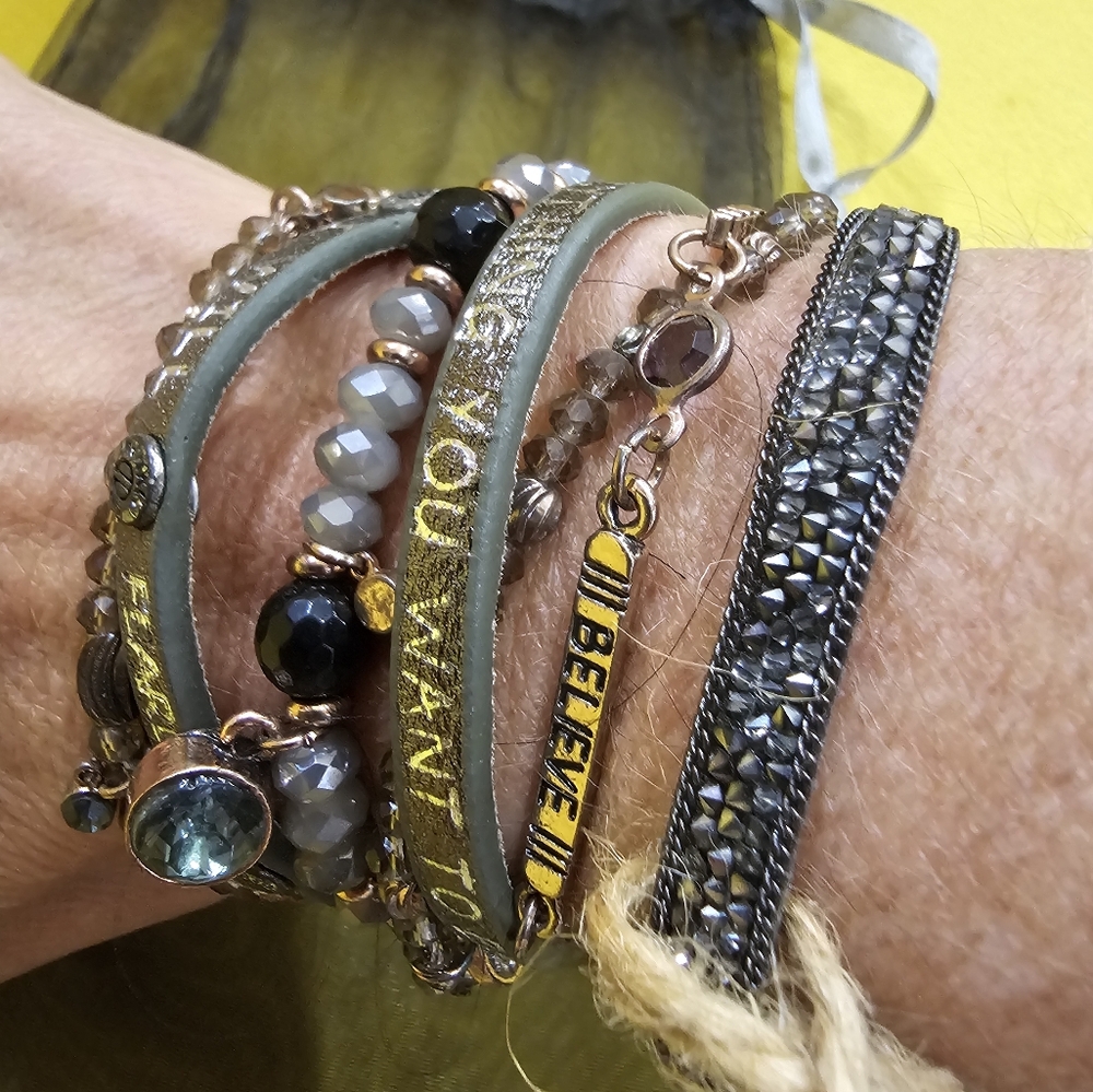 Bnwt Buckle magnet Believe bracelet